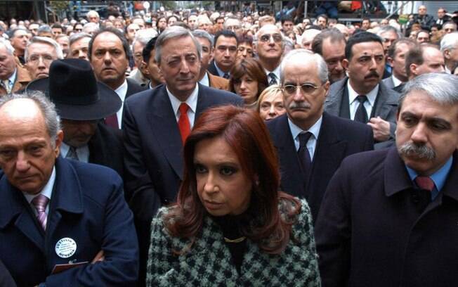 Cristina Kirchner ao lado de aliados durante campanha na Argentina