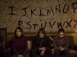 Veja primeiras imagens de "Stranger Things", com Winona Ryder