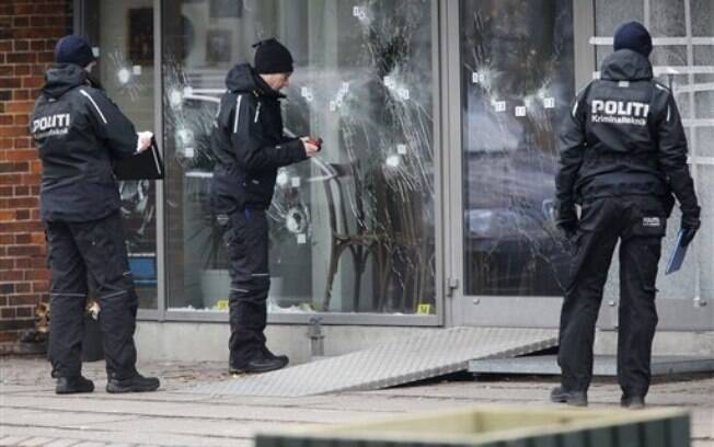 Policiais investigam cena do crime que ocorreu em Copenhagen, Dinamarca. Polícia atingiu e matou suspeito de ter disparado ontem contra um evento sobre liberdade de expressão. Foto: AP