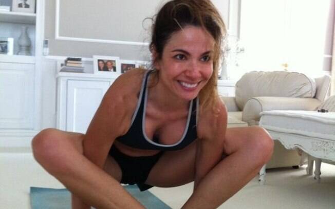 Luciana Gimenez também mostrou suas habilidades na yoga