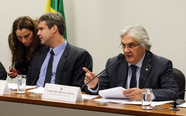 Delcídio do Amaral (d) durante sessão da Comissão de Assuntos Econômicos (CAE) do Senado
