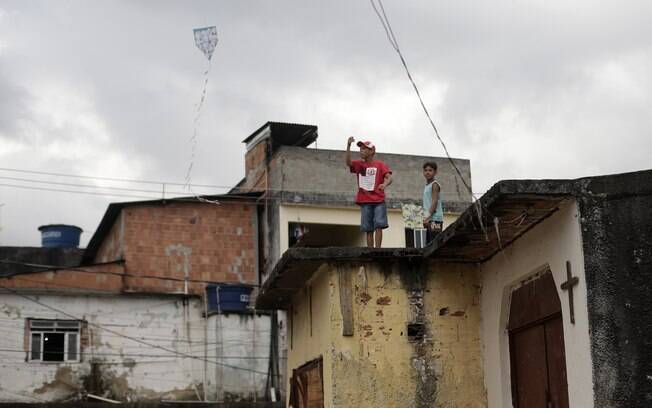 Crianças em cima da Capela de São Sebastião, na favela de Varginha, em Manguinhos, no Rio de Janeiro, que será visitada pelo papa durante a Jornada Mundial da Juventude.