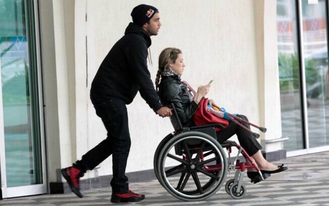 Luana Piovani circula em cadeira de rodas e conta com a ajuda do marido Pedro Scooby
