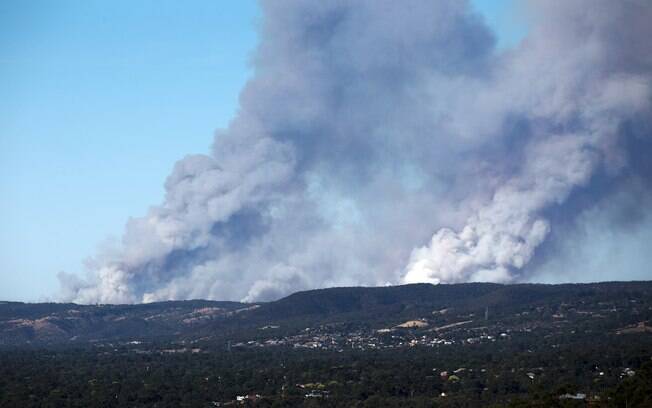 Foto da agência de Notícias chinesa Xinhua mostra fumaça densa sobre o Adelaide Hills, na Austrália (2/01)