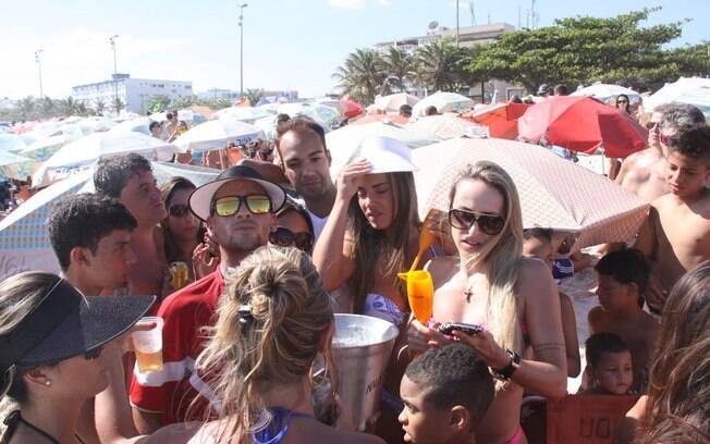 Nicole Bahls causou tumulto na praia da Barra da Tijuca na tarde do sábado (16)