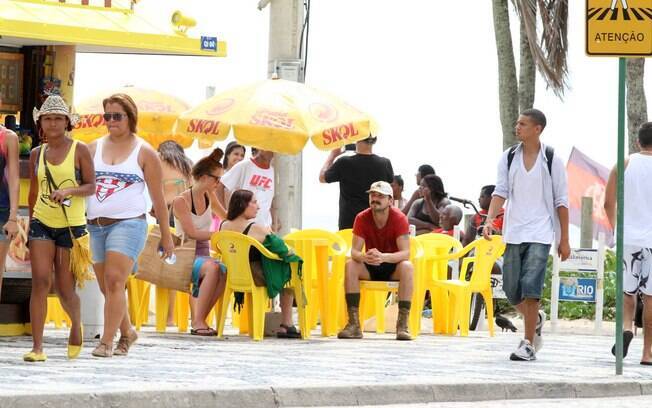 Shia LaBeouf, ator de 'Transformers', foi fotografado nesta sexta-feira (27) passeando com a mãe pelo Rio de Janeiro, na orla de Ipanema
