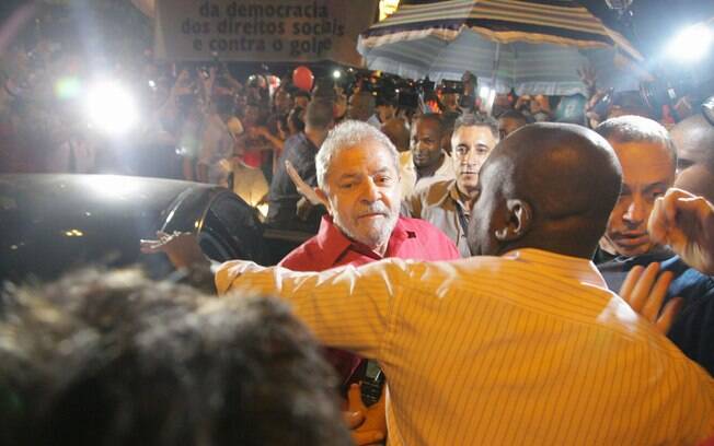O ex-presidente Lula chega ao ato pró-governo na Avenida Paulista nesta sexta-feira (18). Foto: André Lucas Almeida/FuturaPress - 18.03.16