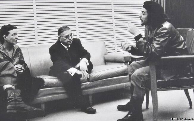 Che Guevara conversa com os filósofos Jean-Paul Sartre e Simone de Beauvoir