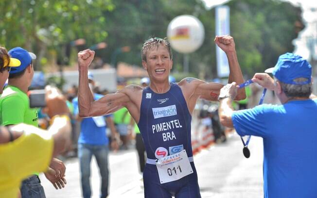 Danilo Pimentel comemora vitória na prova da elite masculina no triatlo no Pará
