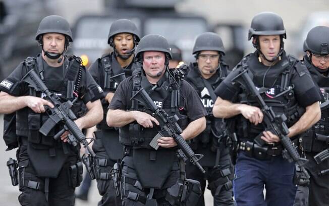 Equipe da Swat marcha em bairro enquanto fazem buscas por suspeito de ataque em Boston em Watertown, Massachusetts