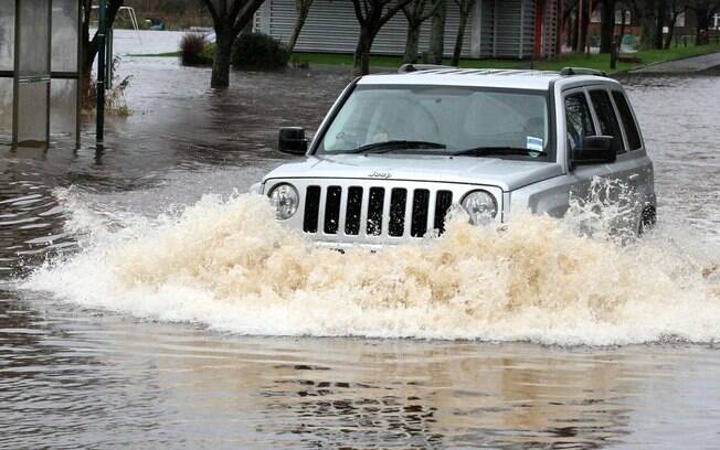 Atravessar uma enchente não é tão simples. Basta uma troca de marcha para fazer o carro parar e ficar lá boiando na água.