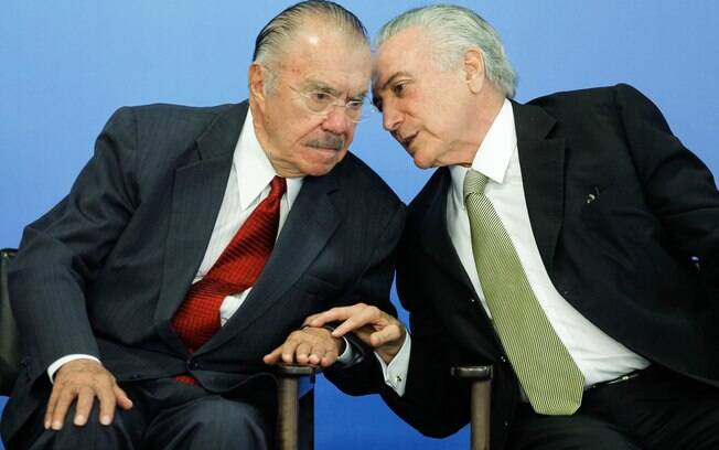 Criador do MinC, ex-presidente José Sarney converas com Michel Temer em cerimônia