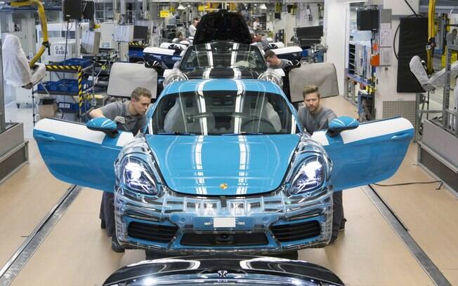 Porsche 718 Cayman na linha de montagem em Stuttgart, na Alemanha Porsche 718 Cayman na linha de montagem em Stuttgart, na Alemanha
