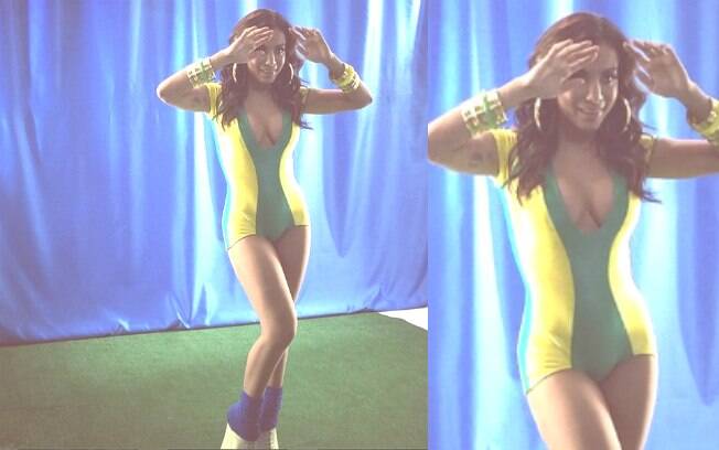 Anitta investIU em look verde e amaerlo superdecotado para gravar clipe em clima de Copa do Mundo