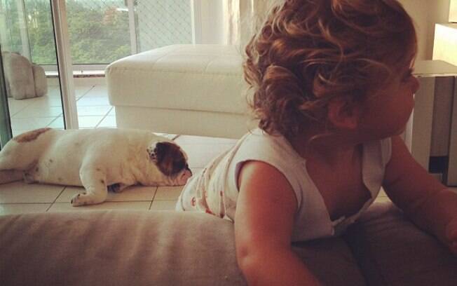Priscila Fantin mostrou uma foto do filho Romeo ao lado de um cachorrinho nesta quarta-feira (5) no Instagram