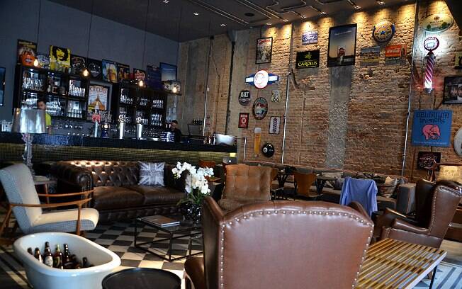 Ambiente do misto de barbearia e bar de cervejas especiais, em São Paulo