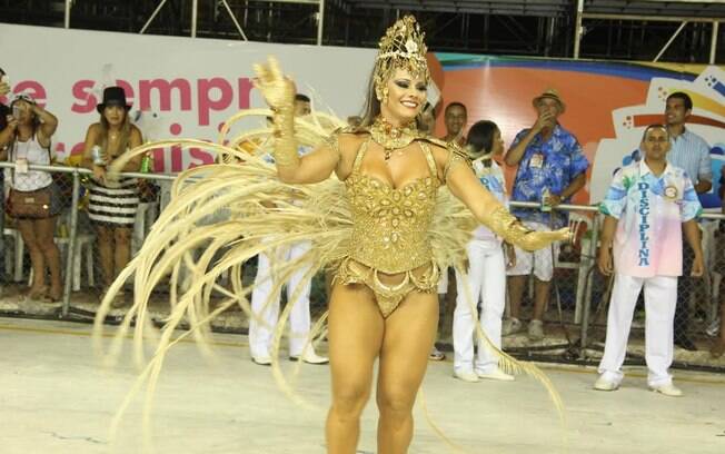 Viviane Araújo usou fantasia repetida no carnaval capixaba