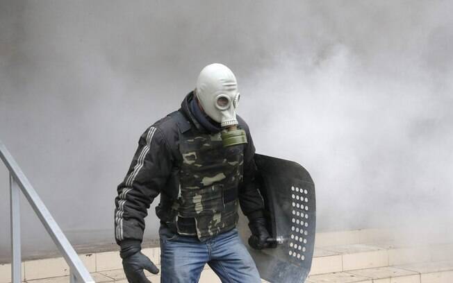 Ativista pró-Rússia é visto durante invasão de delegacia na cidade de Horlivka, leste da Ucrânia (14/4)
