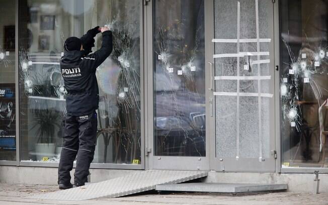 Investigador de polícia trabalha no local onde houve ataque terrorista em um evento sobre liberdade de expressão em Copenhague, Dinamarca