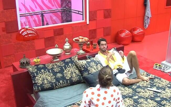 Angela pede que Marcelo volte a conversar com Clara e Vanessa