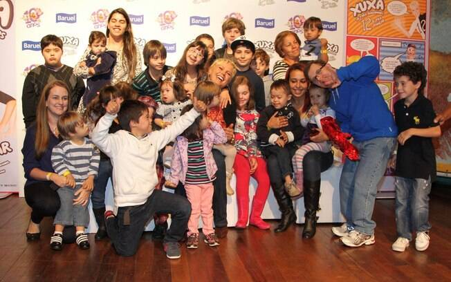 Xuxa posa com os fãs mirins