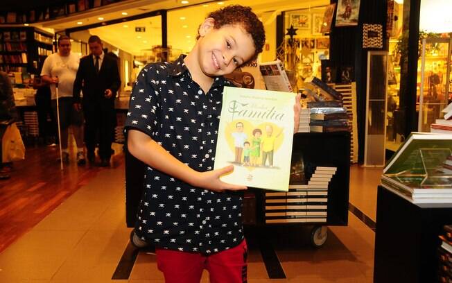 Antonio, de oito anos, conta no livro