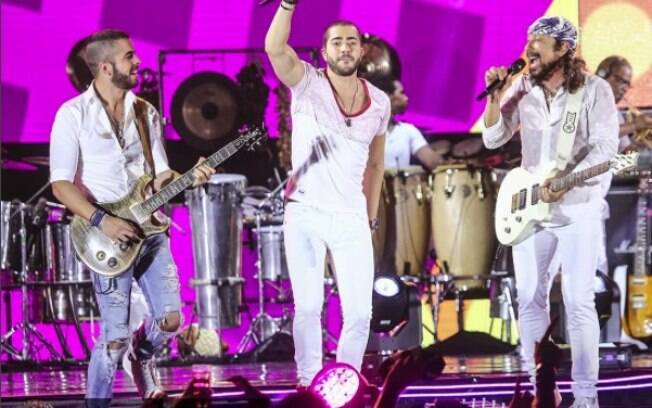 Rafa e Pipo, da banda Oito7Nove4, cantam com o pai