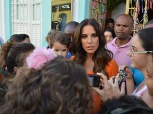 Ivete Sangalo é cercada por fãs no centro histórico de Salvador