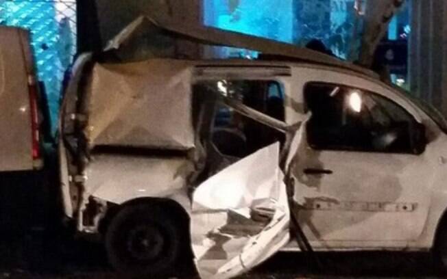 Imagem postada no Twitter mostra parte traseira do automóvel totalmente destruída, nesta quinta