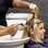 O cabelo é divido e o primeiro tonalizante castanho é aplicado na raiz. No comprimento, o castanho dourado cobre os fios platinados. Foto: Amana Salles / Fotoarena