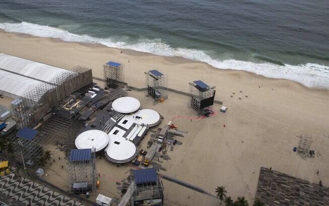 Vista aérea do palco na praia de Copacabana, no Rio de Janeiro, para a visita do papa Francisco.