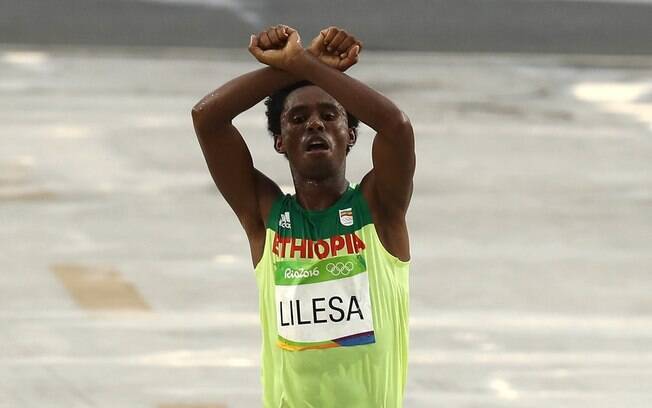 Feyisa Lilesa e seu gesto na maratona