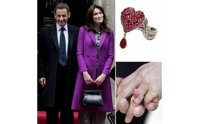 Nicolas Sarkozy deu para Carla Bruni no Natal de 2007 um anel igual ao da ex-mulher. A joia é de ouro branco, diamantes e um coração vermelho da Dior, que custou US$ 27 mil