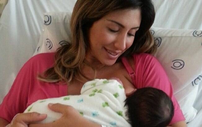 Jaque Khury publica foto com o filho Gael na maternidade