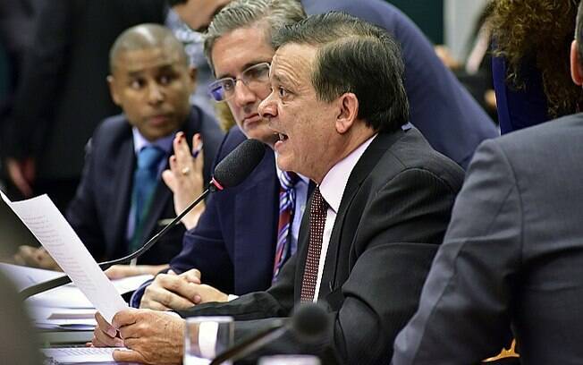 Deputado Jovair Arantes (PTB-GO) apresentou relatório a favor da saída de Dilma