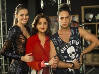 Rainer Cadete ao lado de Marieta Severo e Camila Queiroz nos bastidores de 'Verdades Secretas'