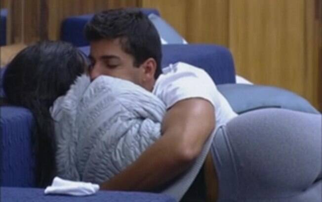 Diego Pombo e Shayene Cesário se abraçam no sofá