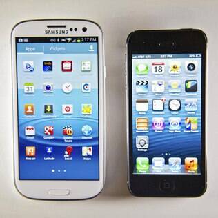 Galaxy S III (à esquerda) e iPhone 5 são inclusos em processo de infrações de patentes