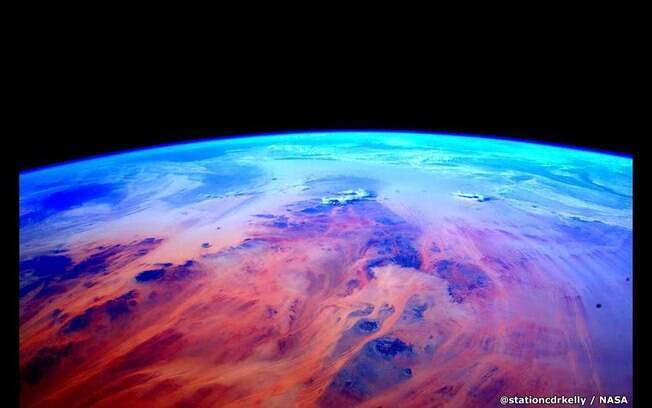 Viajando a mais de 340 km acima da Terra, a cerca de 27 mil km/h, Scott circunavegava o globo mais de 12 vezes por dia. Essa imagem mostra a vista da Ãfrica.. Foto: @stationcdrkelly/NASA