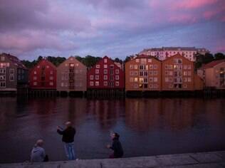Noruegueses entregam-se à pesca a qualquer hora do dia