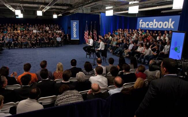 Sede do Facebook tem auditório para receber convidados. Em 2011, Barack Obama deu uma palestra no local