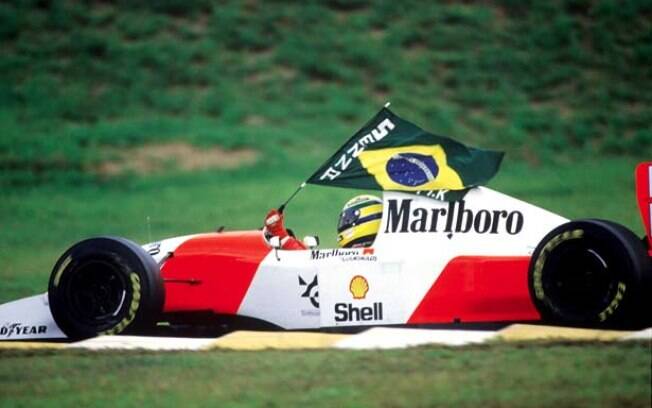 Pela McLaren, Senna desfila em 1993 com bandeira brasileira após vitória. Foto: Reprodução