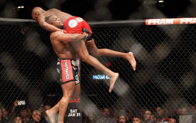 Momentos da luta entre Jon Jones e Daniel Cormier no UFC 182. Foto: Steve Marcus/Getty Images