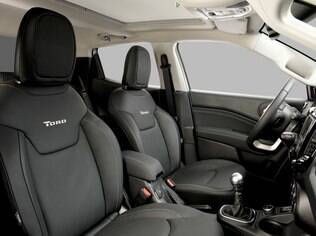 Interior da Fiat Toro é espaçoso e com vários porta-objetos