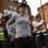 <span>Voluntários trabalham na limpeza de Clapham Junction, sul de Londres (09/08)</span> - <strong>Foto: Reuters</strong>