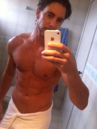 Ex-marido de Clara postou selfie dizendo que estava acordando do maior pesadelo de sua vida