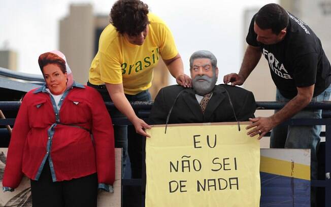 Em Brasília, manifestantes penduram bonecos representando a presidente Dilma e o ex-presidente Lula. Na placa no pescoço de um dos bonecos lê-se 