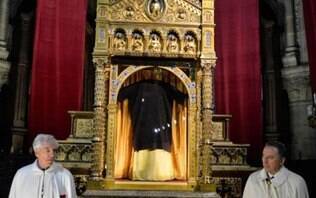 Igreja exibe 'túnica de Cristo', que teria sido usada no caminho para a cruz