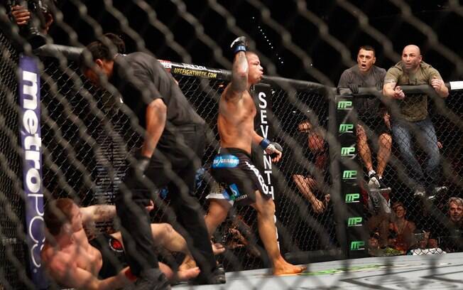 O brasileiro Thiago Alves comemora vitória por nocaute sobre Jordan Mein no card principal do UFC 183. Foto: Steve Marcus/Getty Images