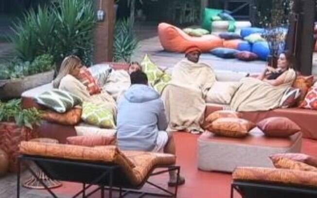 Denise afirma que Andressa foi stripper e o clima fica pesado